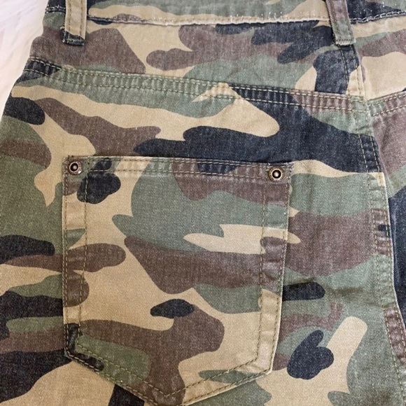 Pretty Little Thing Distressed Camo Shorts - Picture 6 of 8